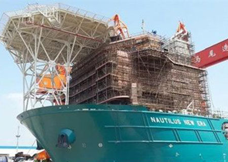 全球首艘227米深海采矿船出坞